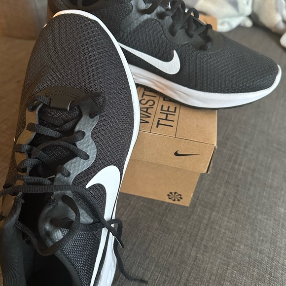New in Box Nike Revolution 6 NN Men 8 - Picture 2 of 5